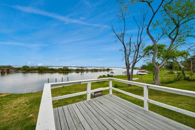 Building Photo - 17111 River Rd