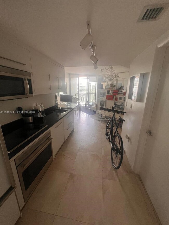 Building Photo - 475 Brickell Ave