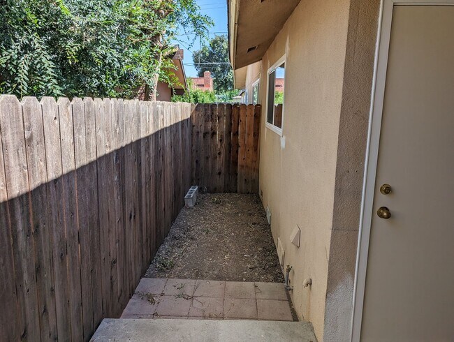 Building Photo - University Triplex