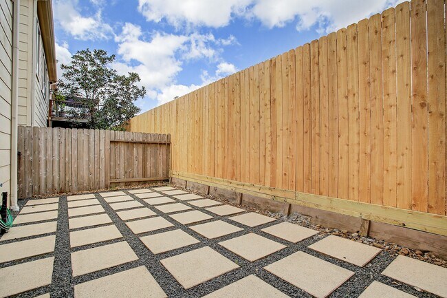 Building Photo - 3824 Center Plaza Dr