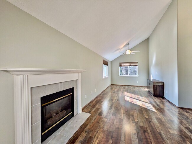 Building Photo - Spacious SW Tigard Retreat with Entertainer’s Backyard & Modern Chef’s Kitchen
