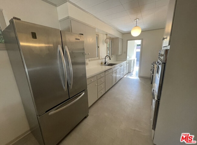 Building Photo - 147 S Poinsettia Pl