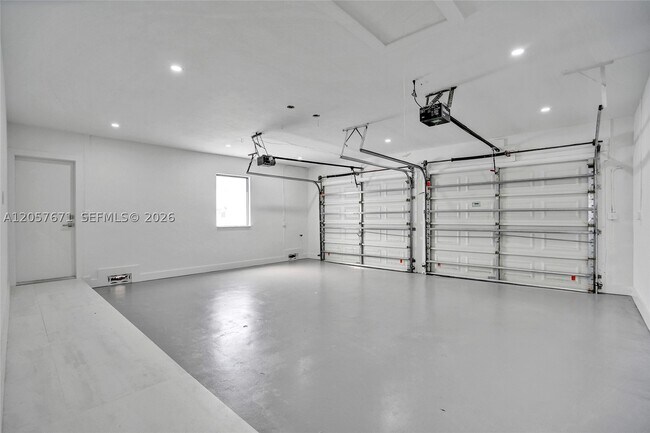 Building Photo - 3010 NE 46th St