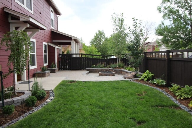 Building Photo - Beautiful 3bdrm 3bath home in Gold Hill Mesa