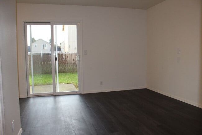 Building Photo - Scappoose townhome