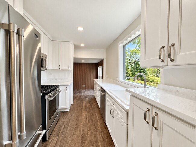 Building Photo - 21334 W Pepper Dr