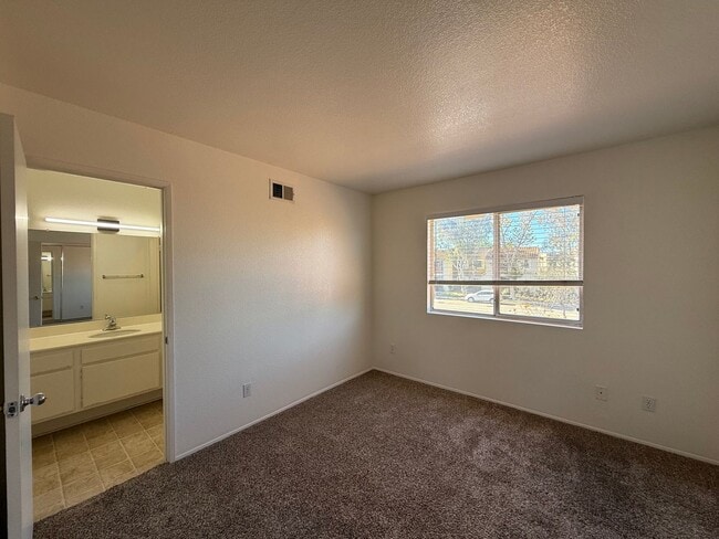 Building Photo - Beautiful 3B/2.5BA Home in Mira Mesa for R...