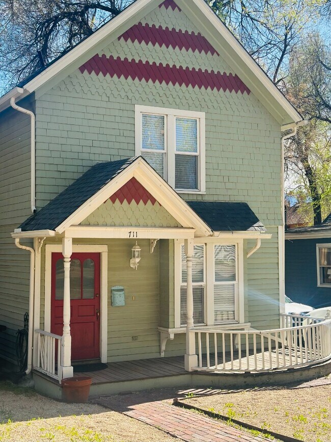 Building Photo - Charming 3 bedroom Victorian home!