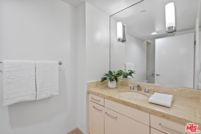 Building Photo - 13600 Marina Pointe Dr