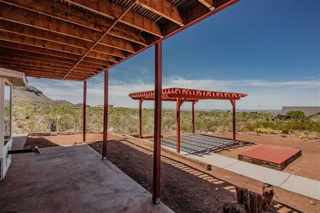 Building Photo - Home With All The Right Views!