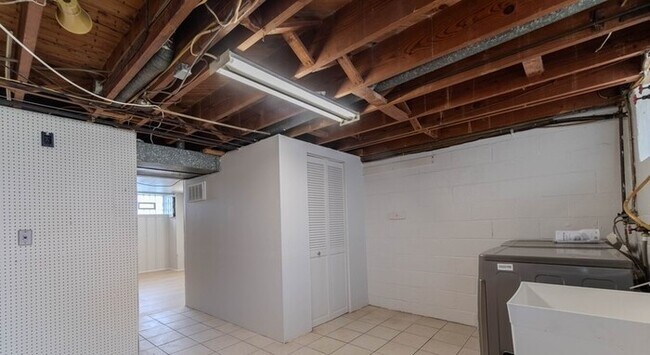 Building Photo - 3 Bedroom Home 21206