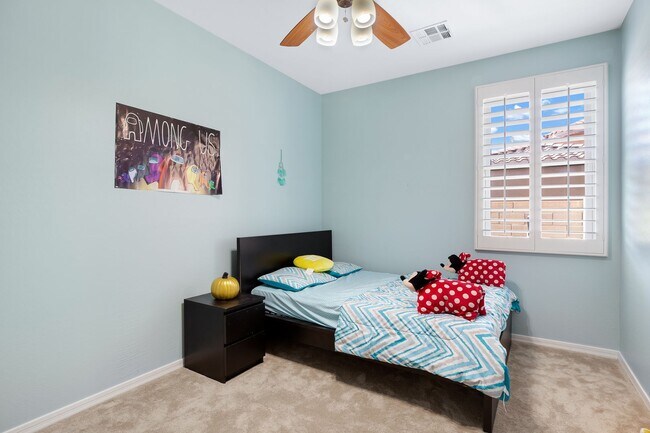 Building Photo - Charming Home with heated Pool & Spa! Amaz...