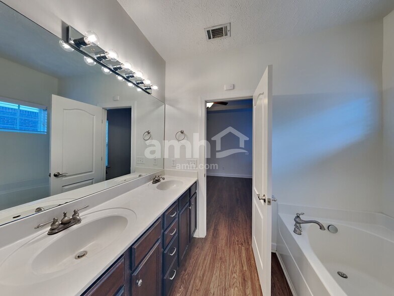 Building Photo - 929 Morning Rd