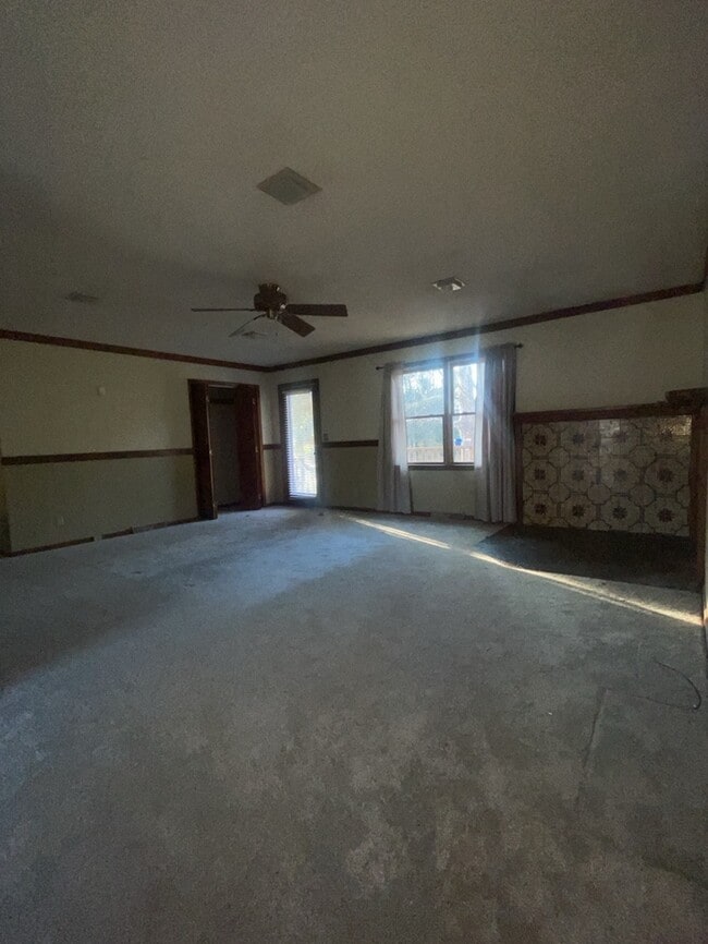 Building Photo - 3 Bedroom 2 Bathroom