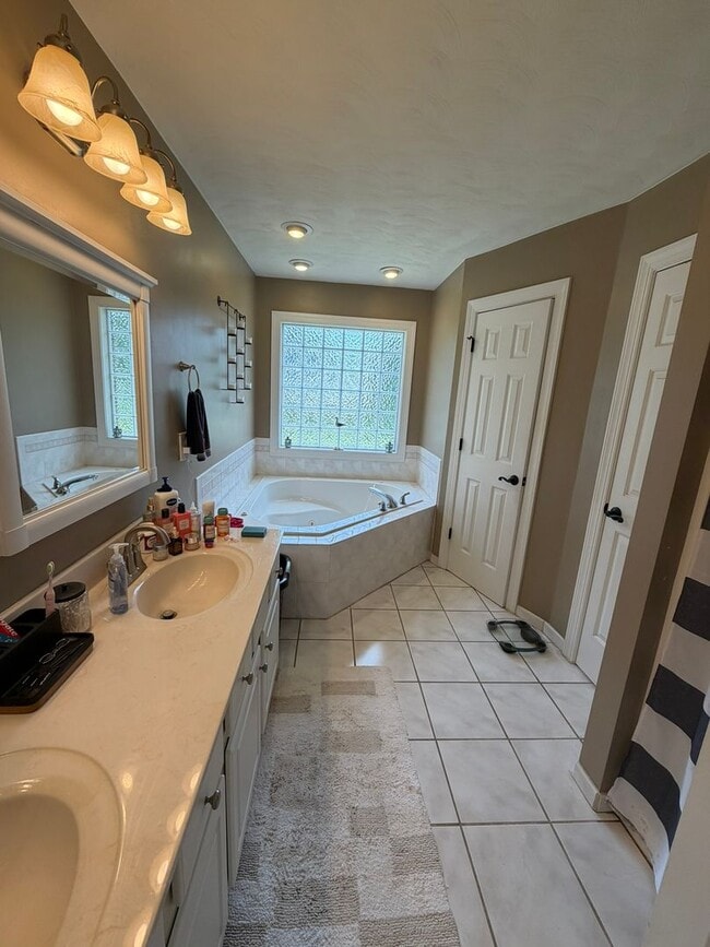 Building Photo - 4 Bed / 2.5 Bath Single Family Home