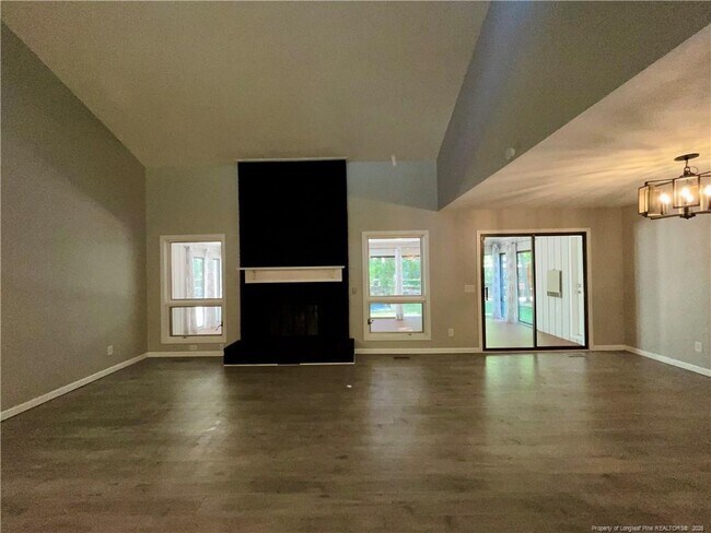 Building Photo - 1710 Chateau Cir