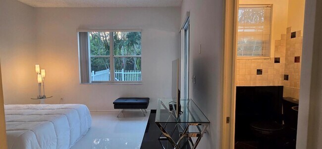 Building Photo - 661 Lake Wellington Dr