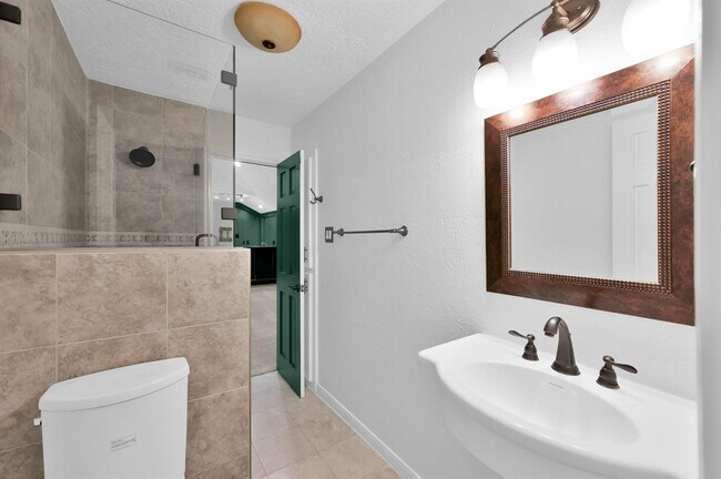 Building Photo - 35 Fernglen Dr