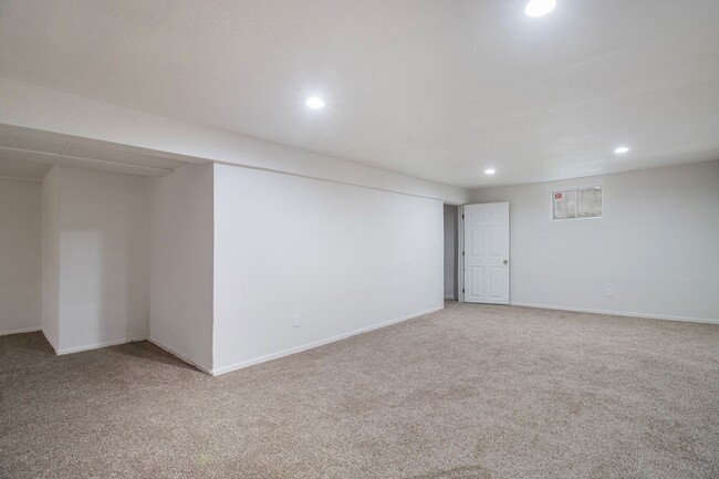 Building Photo - Stunning Greenwood Village Remodel!