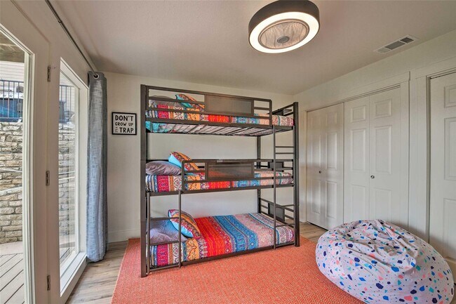 Building Photo - Gorgeous Cove on Main Body Water