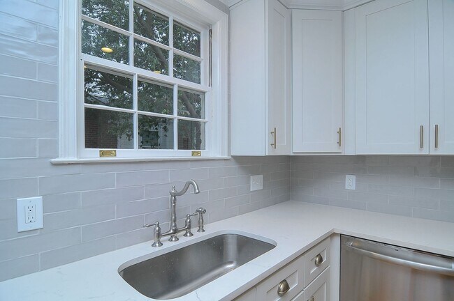 Building Photo - Beautiful 3 bedroom/2 bath house in highly desirable Shandon location! Available June 2026!