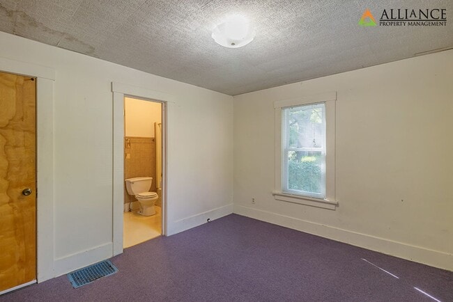 Building Photo - Perfect Location!