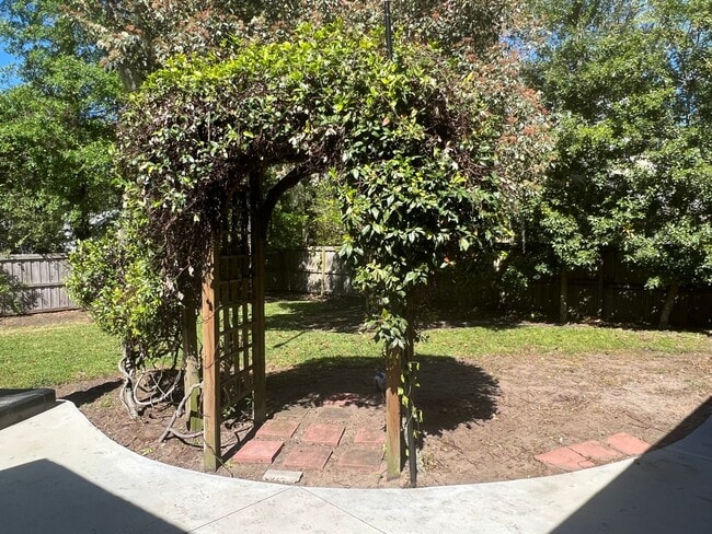 Building Photo - Updated Old Woodlands Plantation Home with Fenced Yard