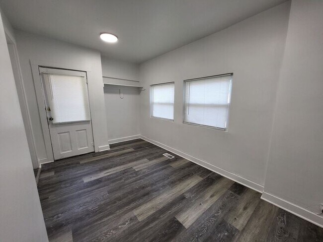 Building Photo - 523 W Maple Ave