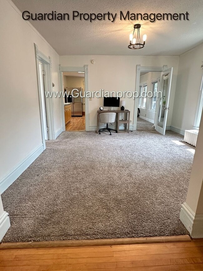 Building Photo - Linden Hills Upper Level Duplex, Sunroom, ...