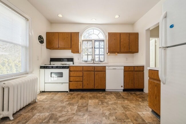 Building Photo - 130 Soundview Rd