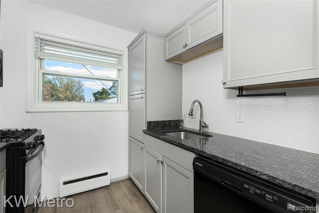 Building Photo - 3220 Shenandoah Dr