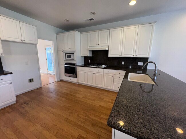 Building Photo - 553 W Fallbrook Ave