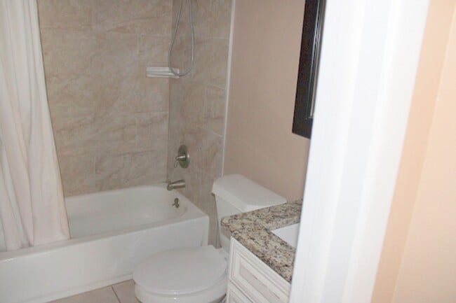 Building Photo - Updated Duplex unit