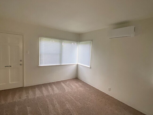 Building Photo - 5650-5652 Rocket St