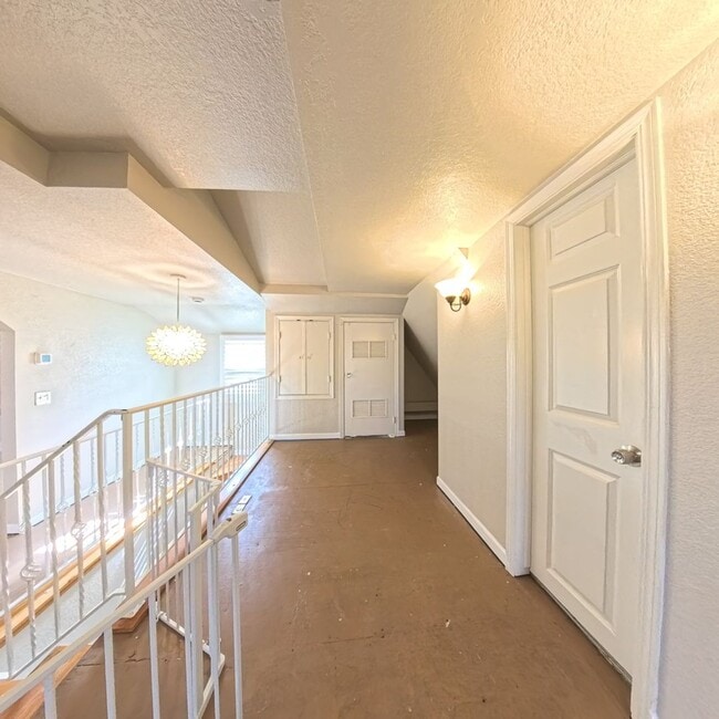 Building Photo - 3 Bedroom 3 Bathroom Home in Des Moines