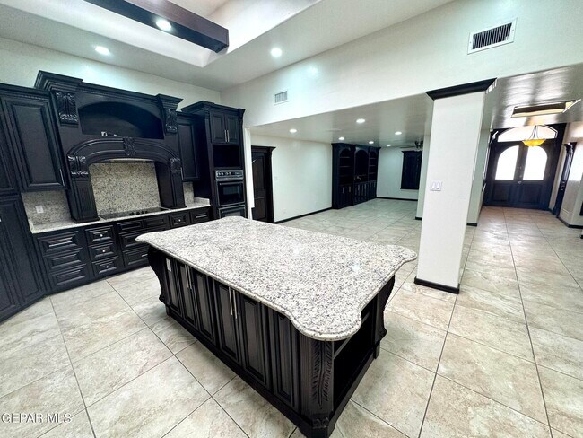 Building Photo - 142 Clairemont Rd