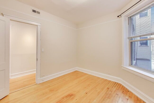 Building Photo - 4002 N Hermitage Ave