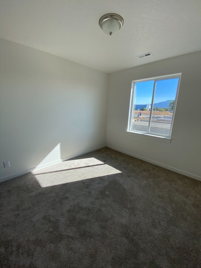 Building Photo - SINGLE FAMILY RANCHER ON ARROW LEAF (APP#146)