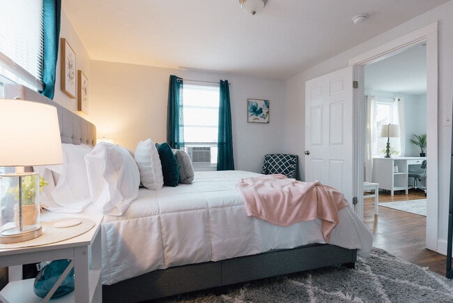 Building Photo - 905 Hill St