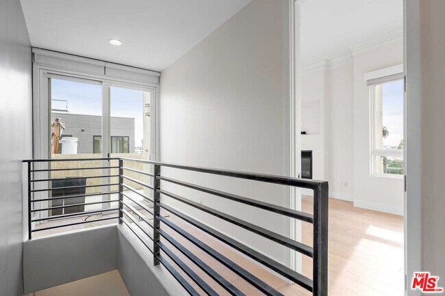 Building Photo - 438 Arnaz Dr