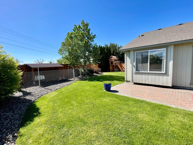 Building Photo - Charming 3 Bed 2 Bath Home with attached G...