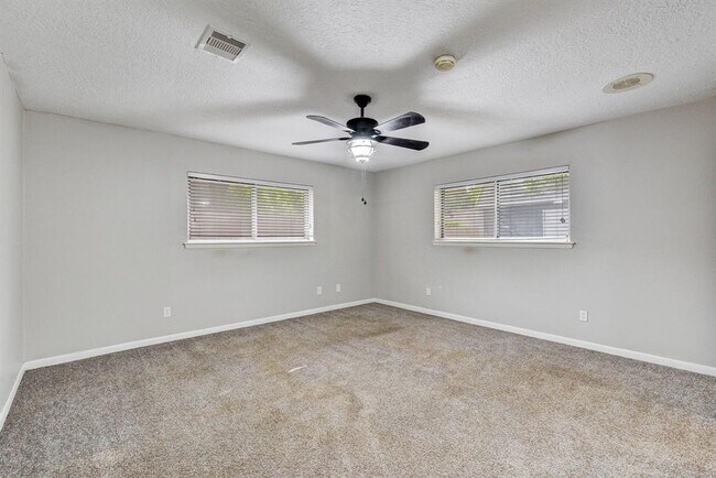 Building Photo - 803 Rosewood Dr