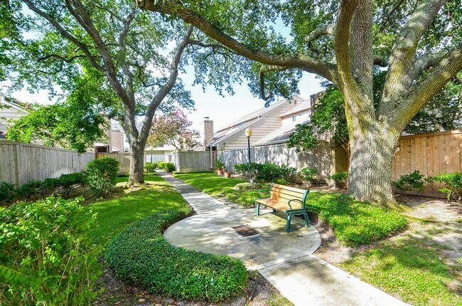 Building Photo - 13859 Hollowgreen Dr