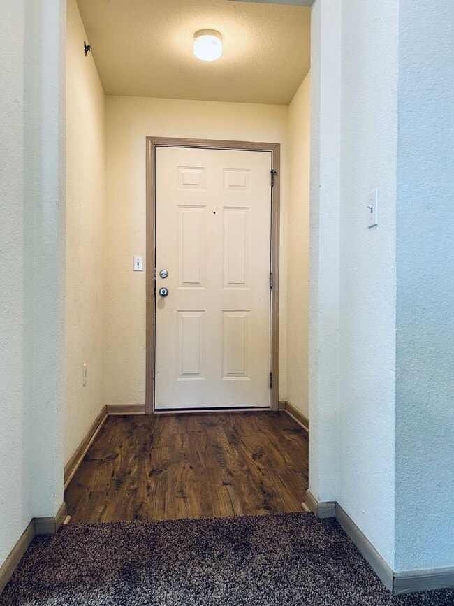 Building Photo - Large 3 Bedroom Apartment, Great Location!