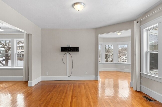 Building Photo - 920 Pleasant St