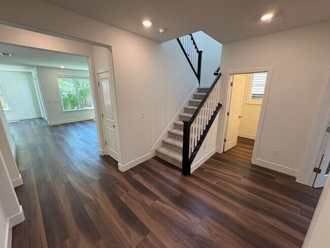 Building Photo - Beautiful 4 Bedroom 3 Bath Brentwood Home With SOLAR