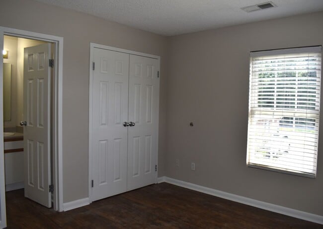 Building Photo - ONE-3 BED/3 BATH UNIT AVAILABLE AUGUST 15TH!