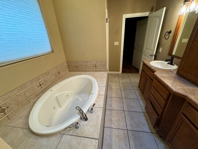 Building Photo - 682 La Melodia Dr