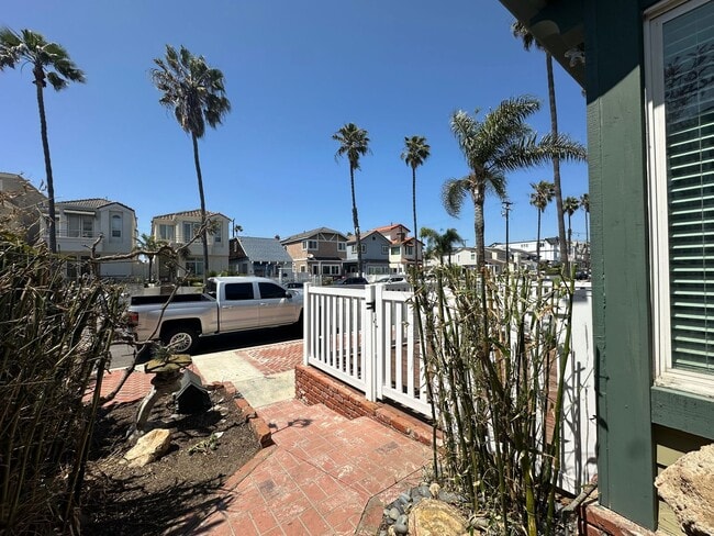 Building Photo - Huntington Beach Home
