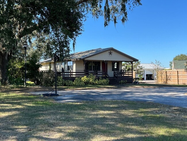 Building Photo - Beautiful Country Home!!